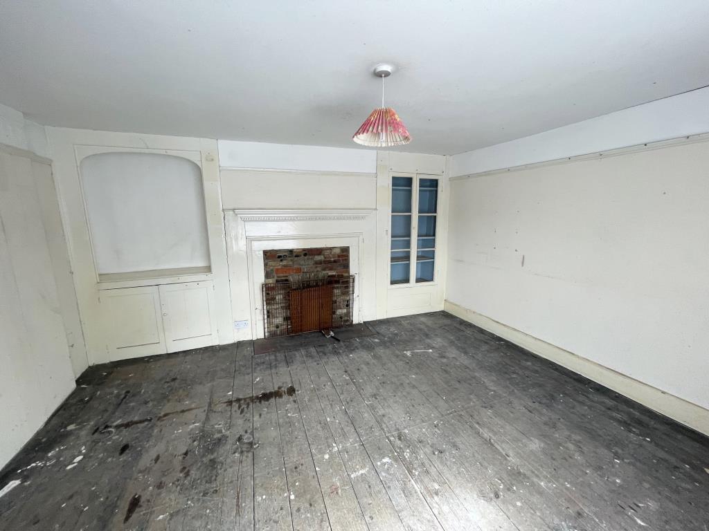 Lot: 116 - THREE-BEDROOM HOUSE FOR IMPROVEMENT - 